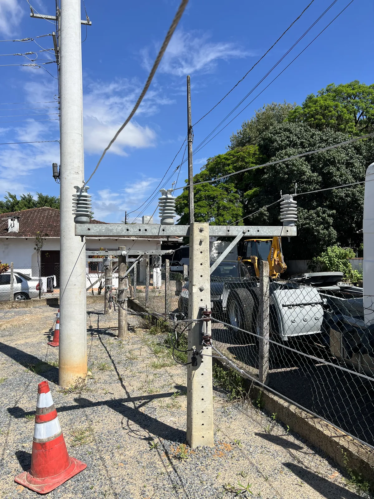 Estrutura de transformadores e equipamentos elétricos no campo prático da CCED