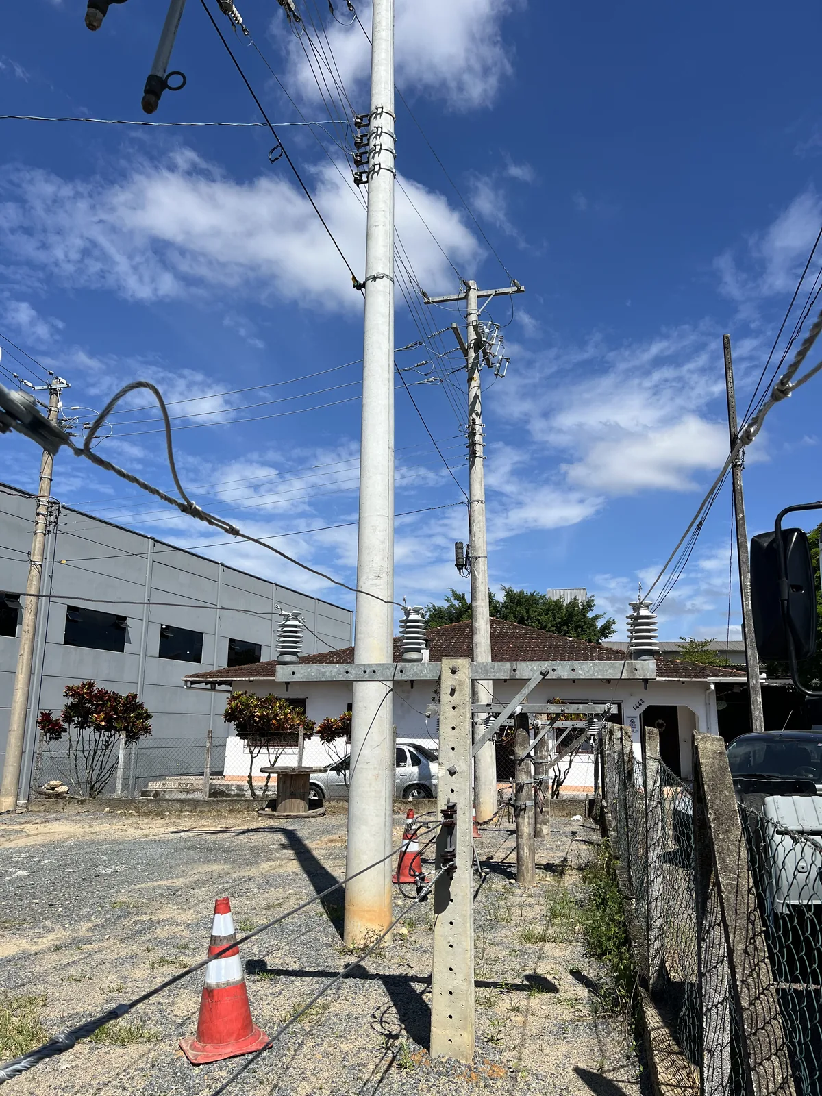 Poste com isoladores na área de treinamento prático da CCED