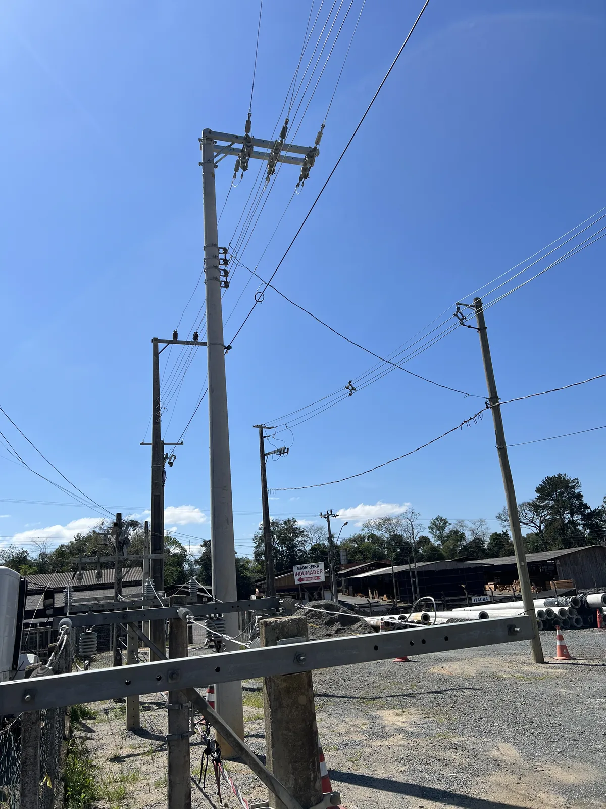 Campo de treinamento com postes e rede elétrica da CCED